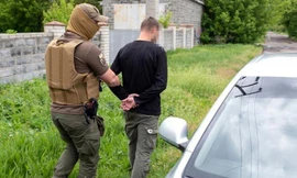 Sĩ quan SBU áp giải kẻ tình nghi làm điệp viên cho Nga ở Kramatorsk. Ảnh minh họa: CNN