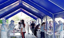 Một chốt kiểm tra y tế ở thành phố Đại Liên. (Ảnh: Caixin Global)