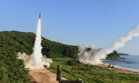 Hàn Quốc phóng tên lửa Hyunmu-2 tại bờ biển phía Đông của nước này trong cuộc tập trận năm 2017. Ảnh: Yonhap