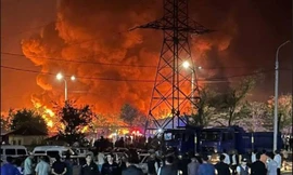 THẾ GIỚI 24H: Sét đánh trúng nhà kho chứa pin xe điện khiến 164 người thương vong