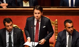 Thủ tướng Italy Giuseppe Conte (giữa) tuyên bố từ chức. Ảnh: NBC News