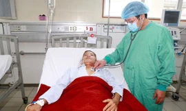 Một bệnh nhân nhiễm bệnh Whitmore được các bác sĩ chăm sóc. Ảnh: T.H.