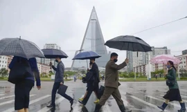 Người dân thủ đô Bình Nhưỡng đeo khẩu trang khi ra đường. Ảnh: Reuters.