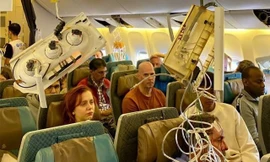 Cảnh tượng kinh hoàng trong máy bay Singapore vừa gặp sự cố nghiêm trọng