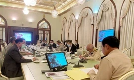 Thủ tướng Thái Lan không đeo khẩu trang khi dự họp. 