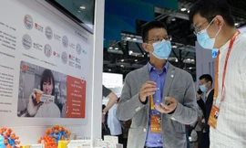Một vaccine phòng Covid-19 được trưng bày tại hội chợ ở Bắc Kinh cuối tuần qua. Ảnh: Getty Images.
