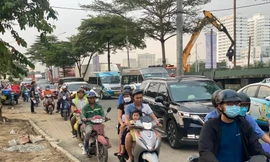 Ngổn ngang trên đại lộ lớn nhất phía Nam TP.HCM