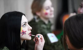 Nữ binh sĩ Nga thi sắc đẹp ngụy trang