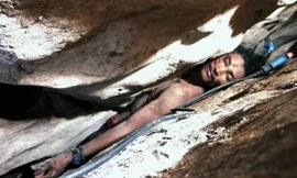 Một người đàn ông Campuchia bị mắc kẹt giữa các tảng đá. Ảnh: AP