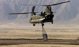 Trực thăng quân sự CH-47 Chinook chở hàng hóa Afghanistan. Ảnh: AP
