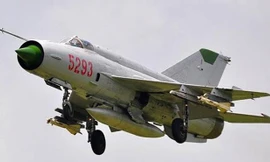 Tiêm kích MiG-21 mất lái, cắm đầu xuống đất trong cuộc diễu hành quân sự ở Libya