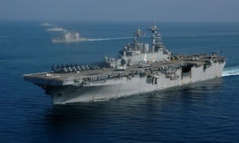 Tổng thống Donald Trump tuyên bố tàu USS Boxer đã bắn rơi một máy bay không người lái của Iran để tự vệ. 