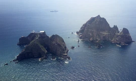  Chiếc trực thăng rơi xuống vùng biển gần các đảo tranh chấp Dokdo. Ảnh: AP