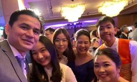 Kiatisuk hát bài 'Hãy về đây bên anh' trong tiệc chia tay gia đình