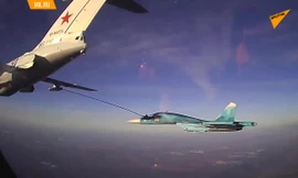 Cận cảnh tiêm kích Su-34 tiếp nhiên liệu trên độ cao 6000m
