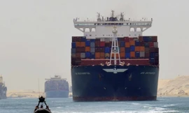 THẾ GIỚI 24H: Tàu hàng Mỹ trúng tên lửa ngoài khơi Yemen