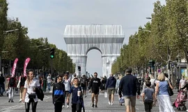 Ước mơ "khoác áo nghệ thuật cho Khải Hoàn Môn" của cố nghệ sỹ Christo đã thành hiện thực. (Ảnh: Thu Hà/TTXVN)