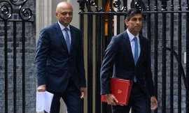 Bộ trưởng Y tế Anh Sajid Javid (đi sau) và Bộ trưởng Tài chính Rishi Sunak cùng từ chức, đẩy chính phủ của Thủ tướng Anh Boris Johnson vào tương lai chính trị mong manh. Ảnh: Telegraph