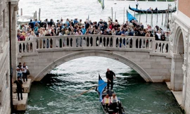 Thành phố nổi tiếng cấm loa cầm tay và đoàn khách du lịch trên 25 người