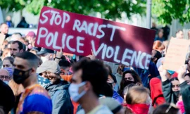 Người biểu tình xuống đường tại Berlin, Đức sau cái chết của George Floyd . Ảnh: AP