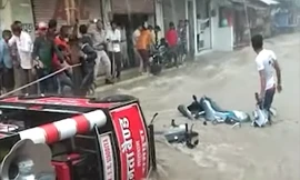 Nước cuồn cuộn cuốn trôi phương tiện giao thông