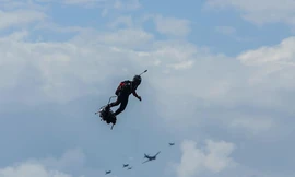 Khoảnh khắc ấn tượng: Bay lượn như ‘Siêu anh hùng’ trên đại lộ Champs-Elysees ​