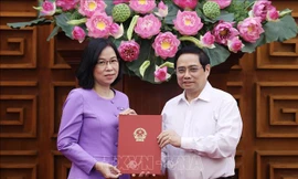 Thủ tướng Phạm Minh Chính trao Quyết định bổ nhiệm Tổng Giám đốc Thông tấn xã Việt Nam cho đồng chí Vũ Việt Trang. Ảnh: Dương Giang/TTXVN 