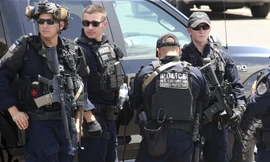 Cảnh sát có mặt tại hiện trường. Ảnh : AP