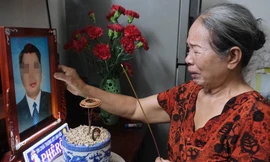 Hiến cơ thể con cứu 6 người, bà mẹ thắt lòng nhìn trái tim đập qua màn hình