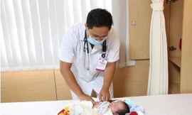 Hai bệnh nhi vừa sinh mấy ngày tuổi đã tắc ruột phải cấp cứu