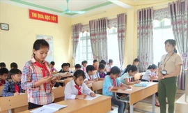 Các em học sinh đã có sự tiến bộ trong học tập cũng như tự tin tham gia phát biểu xây dựng bài trên lớp. Ảnh: Báo Dân tộc