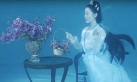 'Nàng tiên cá' Trung Quốc múa hát dưới nước đẹp như tranh vẽ