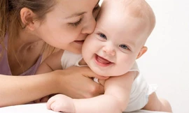 Không thể ngờ hôn má gây nhiều bệnh 'khủng khiếp' thế này cho trẻ nhỏ