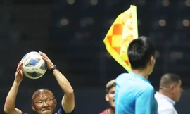 HLV Park Hang Seo 'bốc hỏa' với trọng tài biên