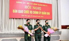 Đại tướng Lương Cường, Ủy viên Bộ Chính trị, Chủ nhiệm Tổng Cục Chính trị Quân đội Nhân dân Việt Nam tặng hoa chúc mừng Thiếu tướng Nguyễn Văn Gấu và Thiếu tướng Hồ Văn Thái. (Ảnh: TTXVN phát)