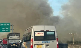 Khói đặc quánh bao trùm đoạn cao tốc Trung Lương - TPHCM