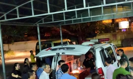 Thi thể của cháu bé được đưa lên xe đi về an táng ở Thanh Hóa rạng sáng 7/8. Ảnh: Mỹ Hà. 