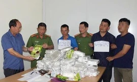 Hai nghi phạm cùng tang vật vụ án. Ảnh: Công an Điện Biên.