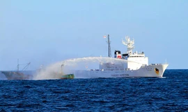 Một tàu tuần tra của Cơ quan Nghề cá Nhật Bản phun vòi rồng đuổi tàu Trung Quốc khỏi vùng biển Yamatotai. Ảnh: Asahi.