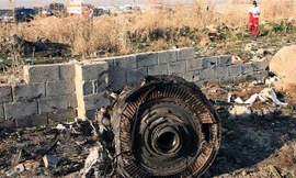  Động cơ của chiếc Boeing 737-800 xấu số tại hiện trường rơi máy bay. Ảnh: EPA.