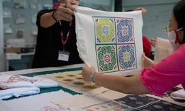 Sinh viên ngành Quản trị doanh nghiệp thời trang đã nghiên cứu và thiết kế trên 21 mẫu túi, 18 mẫu trang phục và 12 mẫu hoa văn ứng dụng các yếu tố văn hóa vào trong các thiết kế mang phong cách hiện đại. (Nguồn: BTC)