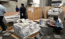 Khởi tố 11 người 'tiếp sức' cho cựu công an ở TPHCM buôn lậu