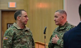 Chỉ huy Lực lượng Mỹ ở Hàn Quốc Tướng Robert Abrams (trái) nói chuyện với đồng nghiệp tại căn cứ Camp Humphreys, Hàn Quốc ngày 24/2. Ảnh: Stars and Stripes 