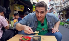 Du khách Mỹ 'mách' loạt món ngon dưới 1 USD ở khu chợ nổi tiếng TP.HCM