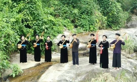 Người dân tộc Tày biểu diễn điệu hát Then tại Tuyên Quang
