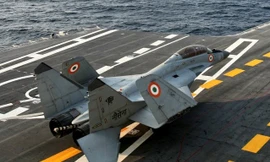 Cất cánh từ tàu sân bay, tiêm kích MiG-29K lao xuống Biển Ả Rập