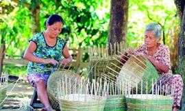 Làng nghề đan lát các sản phẩm từ tre, trúc ở ấp Giồng Đình, xã Đại An, huyện Trà Cú (Trà Vinh) mỗi năm sản xuất hàng chục ngàn sản phẩm giỏ, thúng, rổ…, tạo việc làm ổn định cho hàng trăm lao động dân tộc Khmer tại địa phương