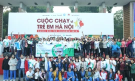 Đông đảo nhân viên và đại lý Manulife Việt Nam có mặt tại sự kiện Chạy vì trẻ em Hà Nội.