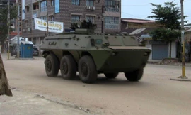 Xe quân sự trên đường phố ở khu vực Kaloum, Thủ đô Conakry, Guinea ngày 5/9/2021. (Ảnh: Reuters)