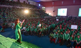 Đến hẹn lại lên, hàng ngàn tài xế Grab phủ xanh khán đài ngày họp mặt cuối năm 